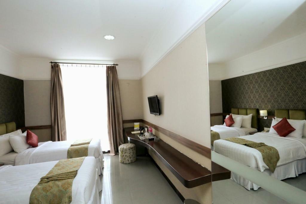 โรงแรมอมาเรโล โซโล Surakarta  ภายนอก รูปภาพ